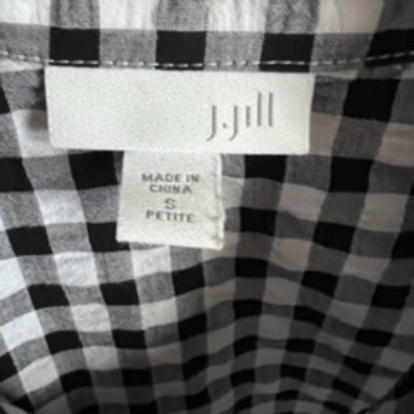 Sleeveless blouse. I got too big for this cute - Picture 2 of 2